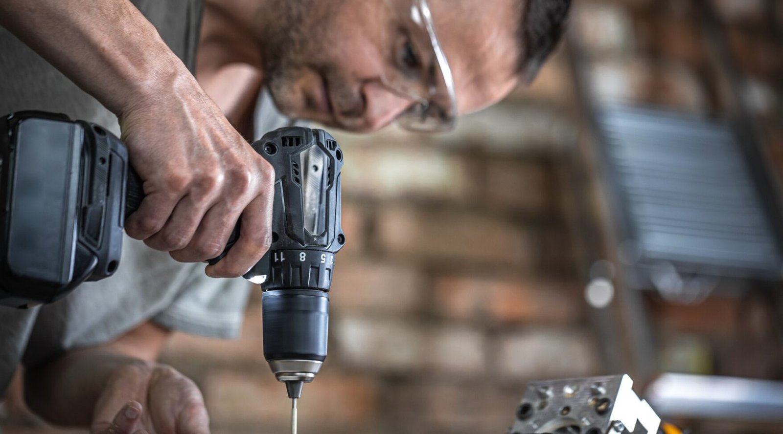 a professional carpenter uses wood screws screws v2